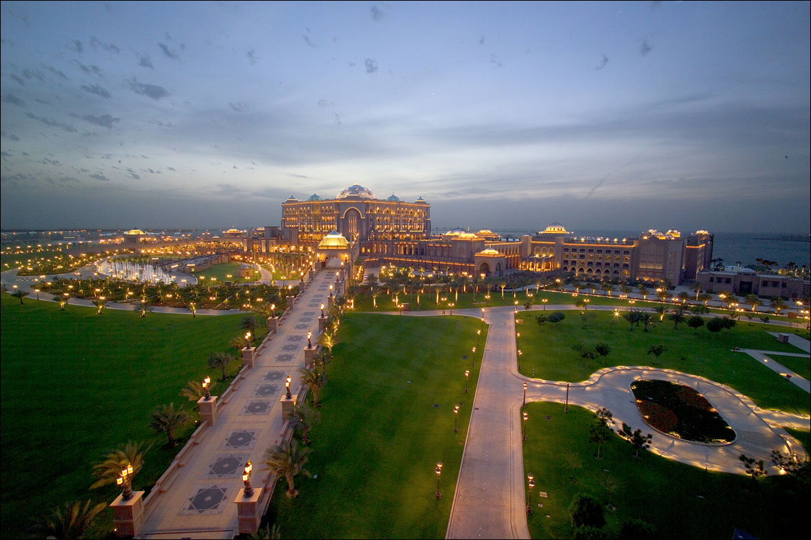 emirates_palace_night_view_from_the_arch.jpg